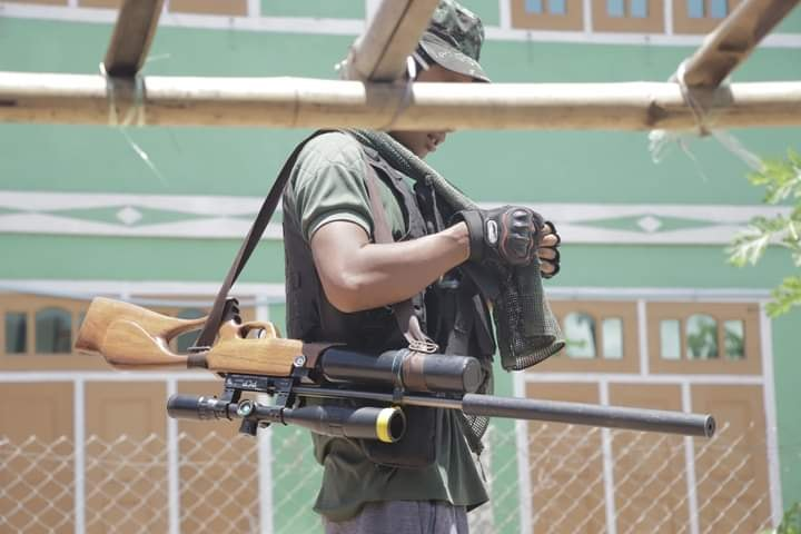 Nrg8000's tweet photo. A variety of improvised weapons and hunting rifles use by the civil resistance in Myanmar. 
Source: https://t.co/eX5RZnNSss
@CalibreObscura @AbraxasSpa if you're interested. https://t.co/2kZti4l0nP