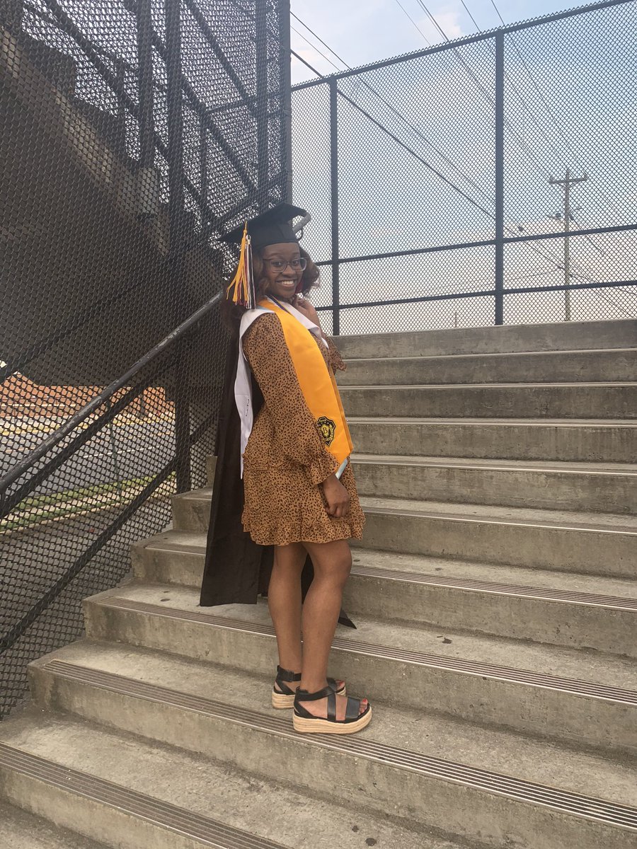daaj14's tweet photo. It’s getting real😢#5daystograduation https://t.co/GorF7Kpqy7
