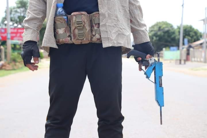 Nrg8000's tweet photo. A variety of improvised weapons and hunting rifles use by the civil resistance in Myanmar. 
Source: https://t.co/eX5RZnNSss
@CalibreObscura @AbraxasSpa if you're interested. https://t.co/2kZti4l0nP