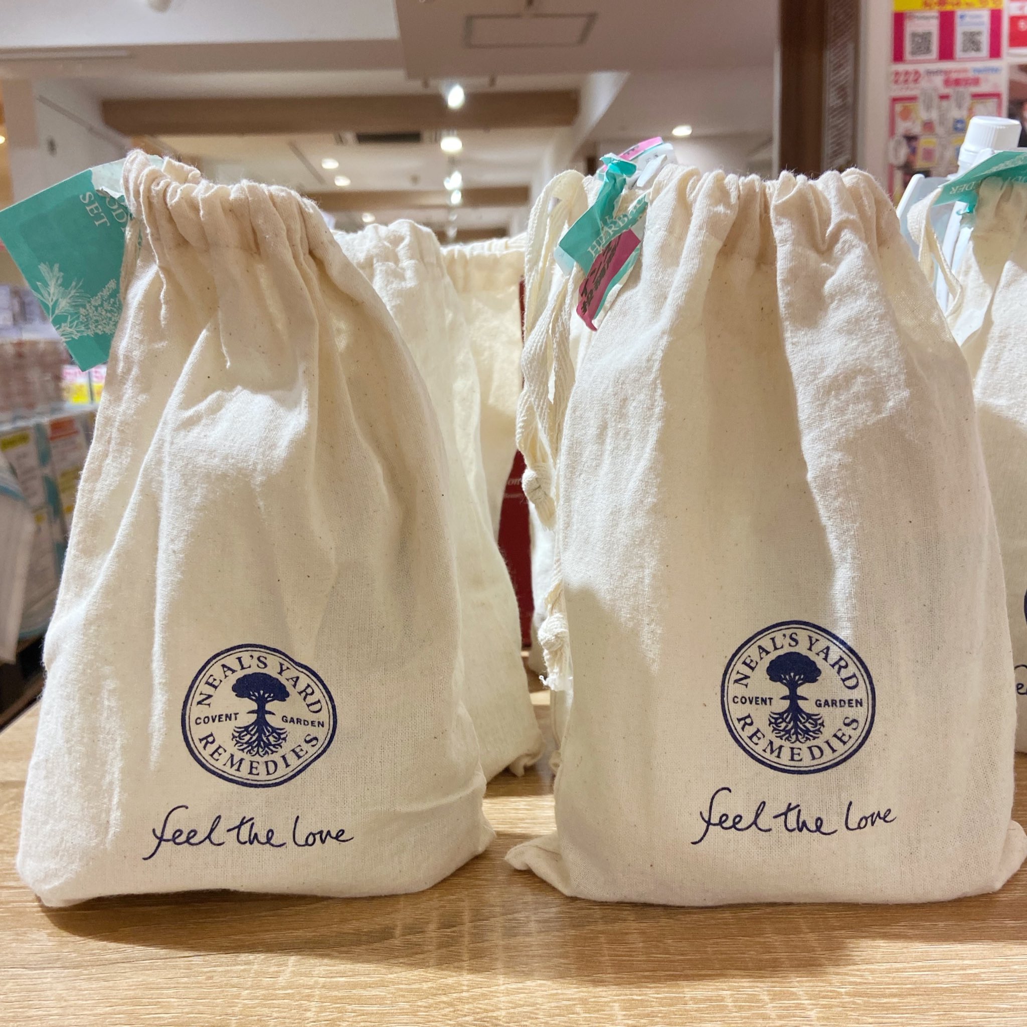 公式 222新宿店 川崎港町店 على تويتر こんにちは 222新宿店です Neal S Yard Remedies ニールズヤードレメディーズ ハーバルボディパウダーセットが数量限定で入荷致しました 植物素材の肌にやさしいボディパウダーと 携帯にも便利なケース付きパフとの限定