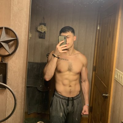 angelram__'s tweet photo. the pump 🤝 me #NewProfilePic https://t.co/qUdz5wRk5a