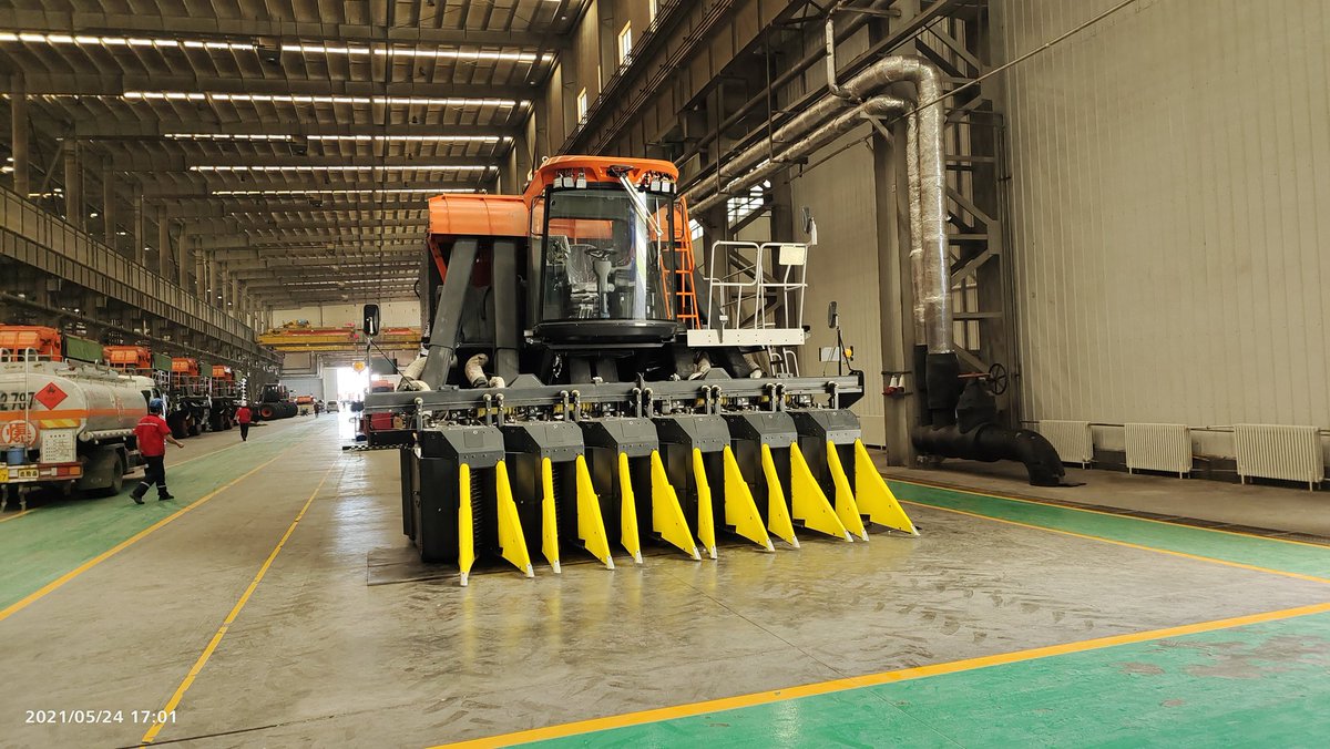 FriedaLi3's tweet photo. The only #forcedlabors in #Xinjiang - CRCHI show off a fleet of state-of-art cotton picking machines. The industry has become increasingly automated over the last 20 years. Now machines harvest 90% of cotton in the north; and over 50% in the south. https://t.co/UKLu75Ib3V