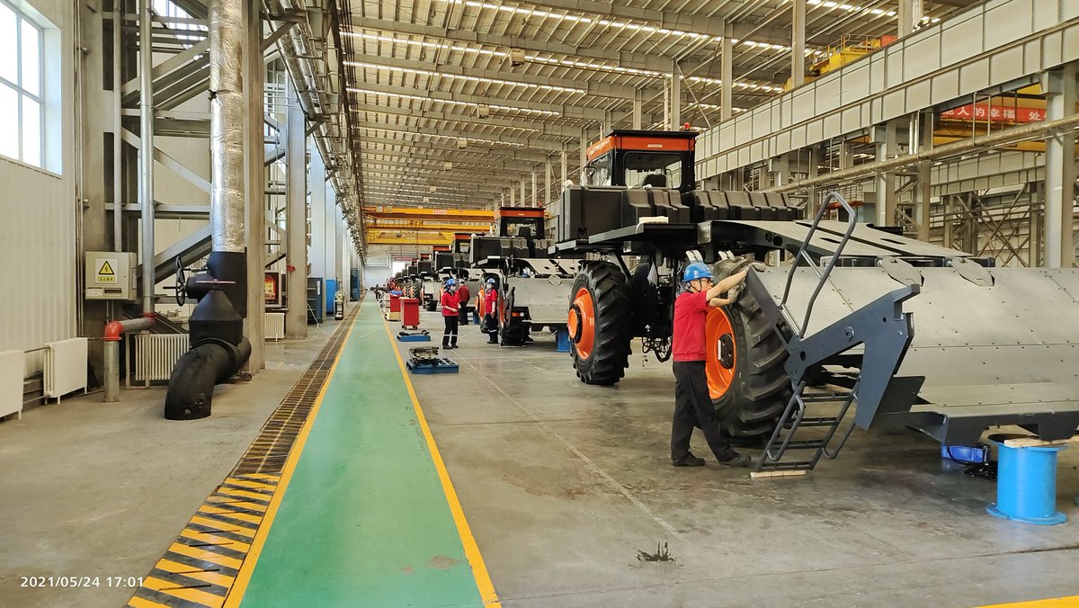 FriedaLi3's tweet photo. The only #forcedlabors in #Xinjiang - CRCHI show off a fleet of state-of-art cotton picking machines. The industry has become increasingly automated over the last 20 years. Now machines harvest 90% of cotton in the north; and over 50% in the south. https://t.co/UKLu75Ib3V