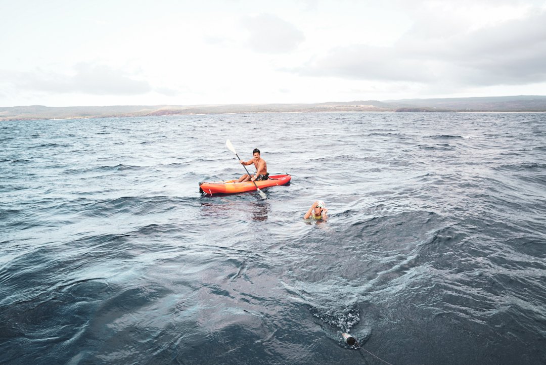 Barbarellah's tweet photo. Primera persona sudamericana en lograr estos 45.6km a nado 🌊🏊🏽‍♀️ del Canal de Molokai en #Hawai en 15hrs y 41 min y con dos roces de fragata portuguesa 😳 dijimos C H I!!! Gracias a mi equipo y a todos ustedes que han creído en mí! ❤️🇨🇱 https://t.co/jL1o0JBEHs