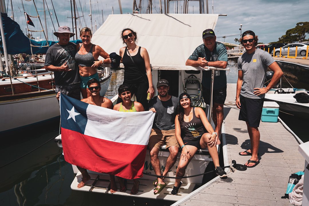 Barbarellah's tweet photo. Primera persona sudamericana en lograr estos 45.6km a nado 🌊🏊🏽‍♀️ del Canal de Molokai en #Hawai en 15hrs y 41 min y con dos roces de fragata portuguesa 😳 dijimos C H I!!! Gracias a mi equipo y a todos ustedes que han creído en mí! ❤️🇨🇱 https://t.co/jL1o0JBEHs