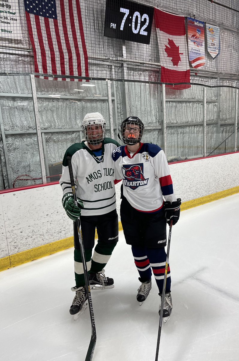 Dr. Lars Matkin and Dr. Elizabeth Duckworth killing it on the ice! 🏒 🥅 

#residency #orthopedicsurgery #ortho