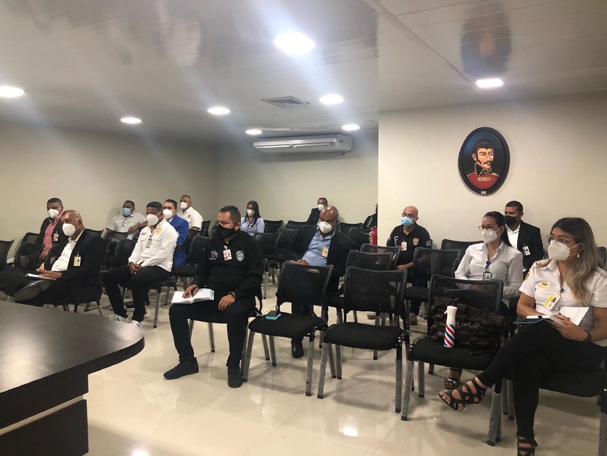 Director de la Redip Oriental presidió reunión con gerentes del Cicpc Anzoátegui. #Cicpc 
instagram.com/p/CPROrm_Hslm/…