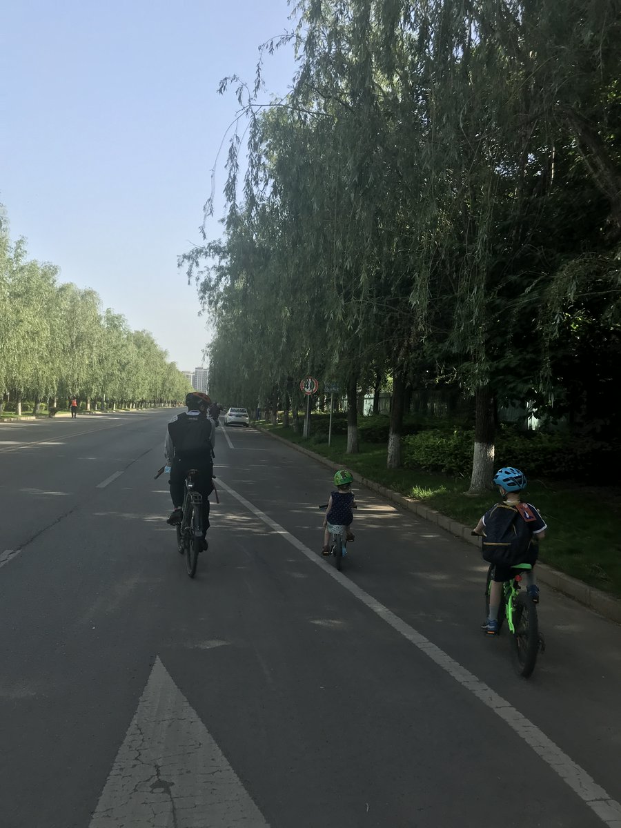 FidlerAshlea's tweet photo. This weekend as a family we finished our first bike race together! The kids were in a #WeeHoo trailer each, they could chat to us, cheer everyone else as they went past us. How we do it? It is our family culture. What is yours? #familythatcranks #SportiveBeijing #SupportMaska https://t.co/2h0v3TI2OP