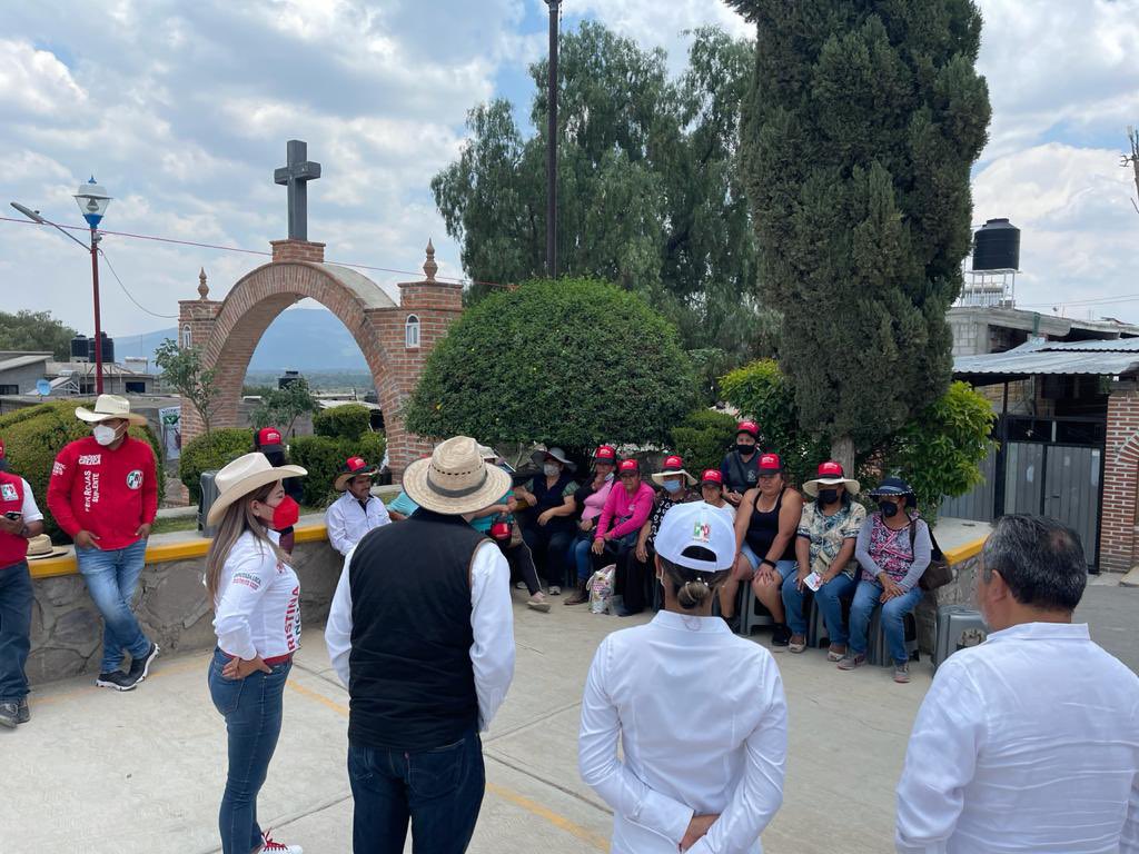 CristinaSanCol1's tweet photo. De arriba a abajo anduvimos el día de hoy en #Otumba, por que queremos llegar a todos los rincones del #Distrito39. 

Acompañada de #HilarionCoronel y #FernandoRojas difundimos nuestro #Proyecto en #Belem, #Tlaltica, #Xolco y #LaConchita. https://t.co/nagp8PKLxC