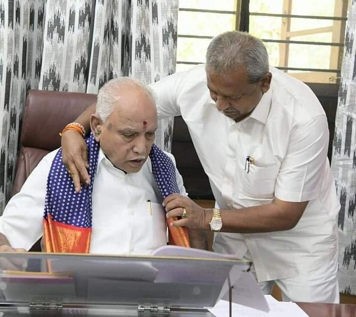 Bjp4Dambal's tweet photo. ಅಂದು ಯಡಿಯೂರಪ್ಪ #Appaji ಎಂಬ ಕಾಮಧೇನು ಮಠ-ಮಾನ್ಯಗಳಿಗೆ ಅನುದಾನ ಕೊಟ್ಟಾಗ ಬಾಯಿ ಬಡ್ಕೊಂಡಿದ್ದವರೇ ಕೇಳಿ..... ಇವತ್ತು ದೇಣಿಗೆ ಪಡೆದ ಅದೇ ಮಠಗಳು ಸಮಾಜದ ಸಂಕಷ್ಟಕ್ಕೆ ತಮ್ಮ ಹೃದಯದ ಹೆಬ್ಬಾಗಿಲನ್ನು ತೆರದು,ಕೋವಿಡ್ ಸೋಂಕಿತರಿಗೆ ವಸತಿ, ವ್ಯೆದ್ಯ,ದಾಸೋಹವನ್ನು ನೀಡಿ ಕರೋನ ಸಂಹಾರಕ್ಕೆ ಸರ್ಕಾರದ ಜೊತೆ ಕೈಜೋಡಿಸಿವೆ.
#KarnatakaFightsCoron https://t.co/av2LkRUl2K