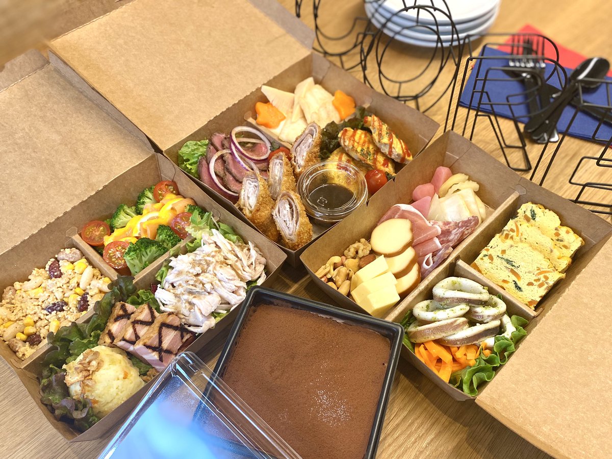 BackstreetCore's tweet photo. ｛一部営業再開｝
テイクアウト・デリバリーのみ🥡
11:30〜21:00まで絶賛受付中！
緊急事態宣言中のみの限定メニュー
『バラエティBOX』¥4,100（税込）
3〜4人でシェアして食べれるおうちご飯応援アイテムです🍱
#bscore #テイクアウト #吹田ランチ
#吹田ディナー #おうちごはん𓎩𓌉𓇋 https://t.co/QP46w5IGBq