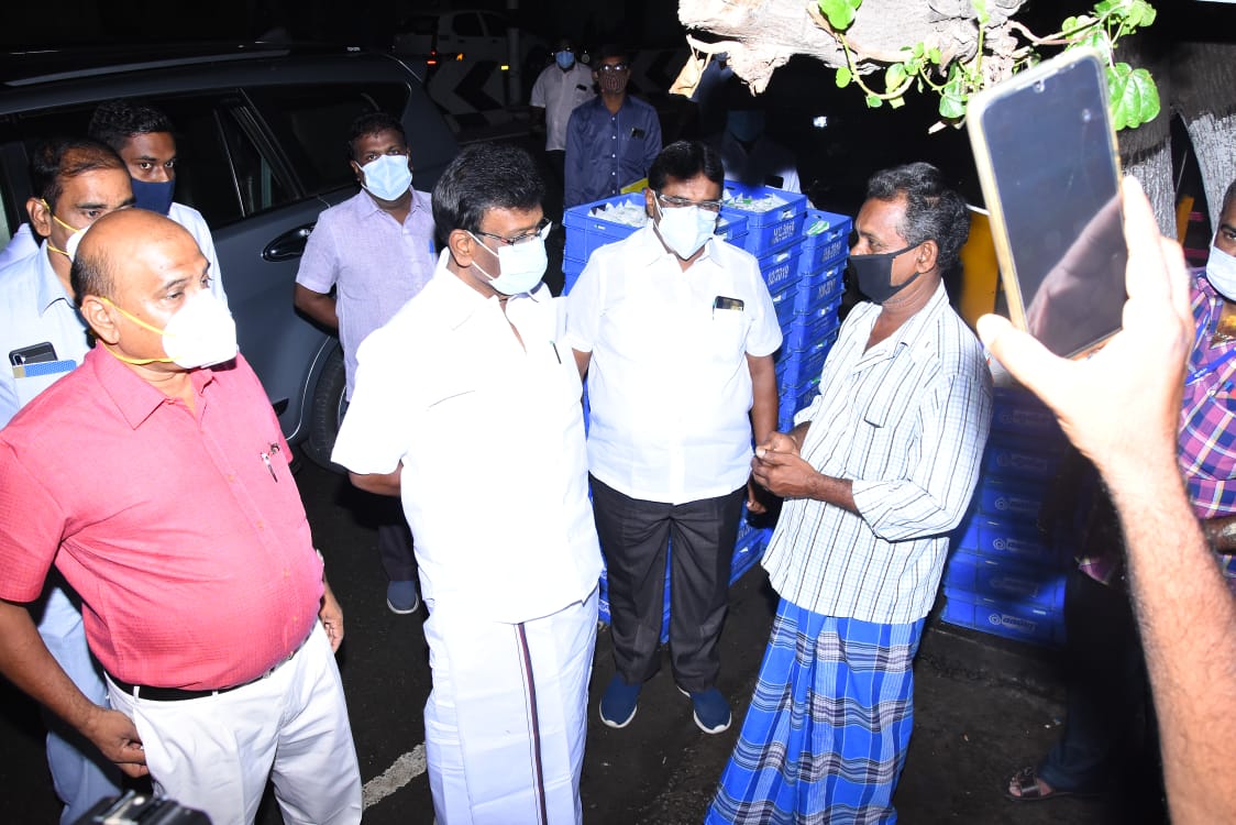 Avadi_Nasar's tweet photo. இன்று காலை கோயம்புத்தூரில் பல்வேறு இடங்களில்  ஆவின் பால் விநியோகம் குறித்து திடீர் ஆய்வு மேற்கொண்டேன் உடன் மாவட்ட ஆட்சியர் திரு நாகராஜன் IAS மற்றும் மேலாண்மை இயக்குனர் திரு நந்தகோபால் IAS https://t.co/ywRdGfjxHX