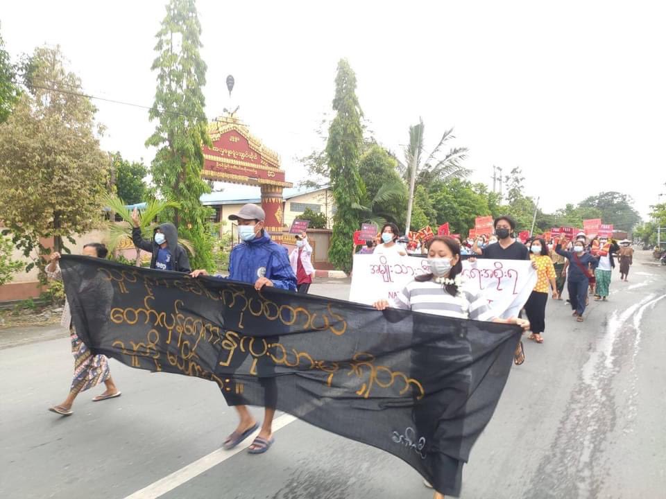 AyAg777's tweet photo. Civillians in Kale tsp,Sagaing are marching in the streets to protest against military coup this morning. 
#May25Coup 
#WhatsHappeningInMyanmar https://t.co/3XLoQ3Z4R4