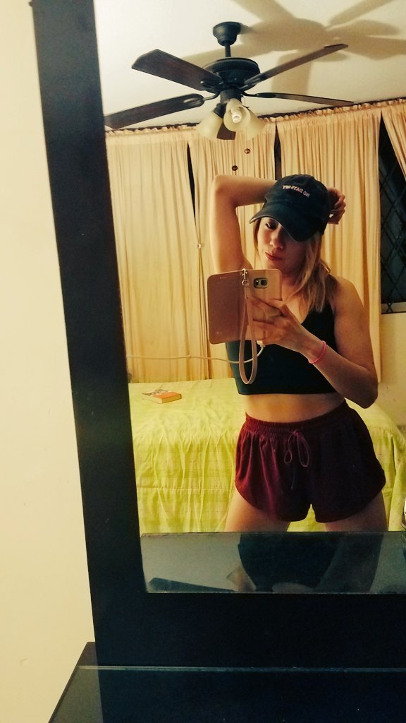 18Myms's tweet photo. 💛 👟
#cardio #MondayVibes
#workoutmotivation
#workoutnight https://t.co/cSJwUNLfkC