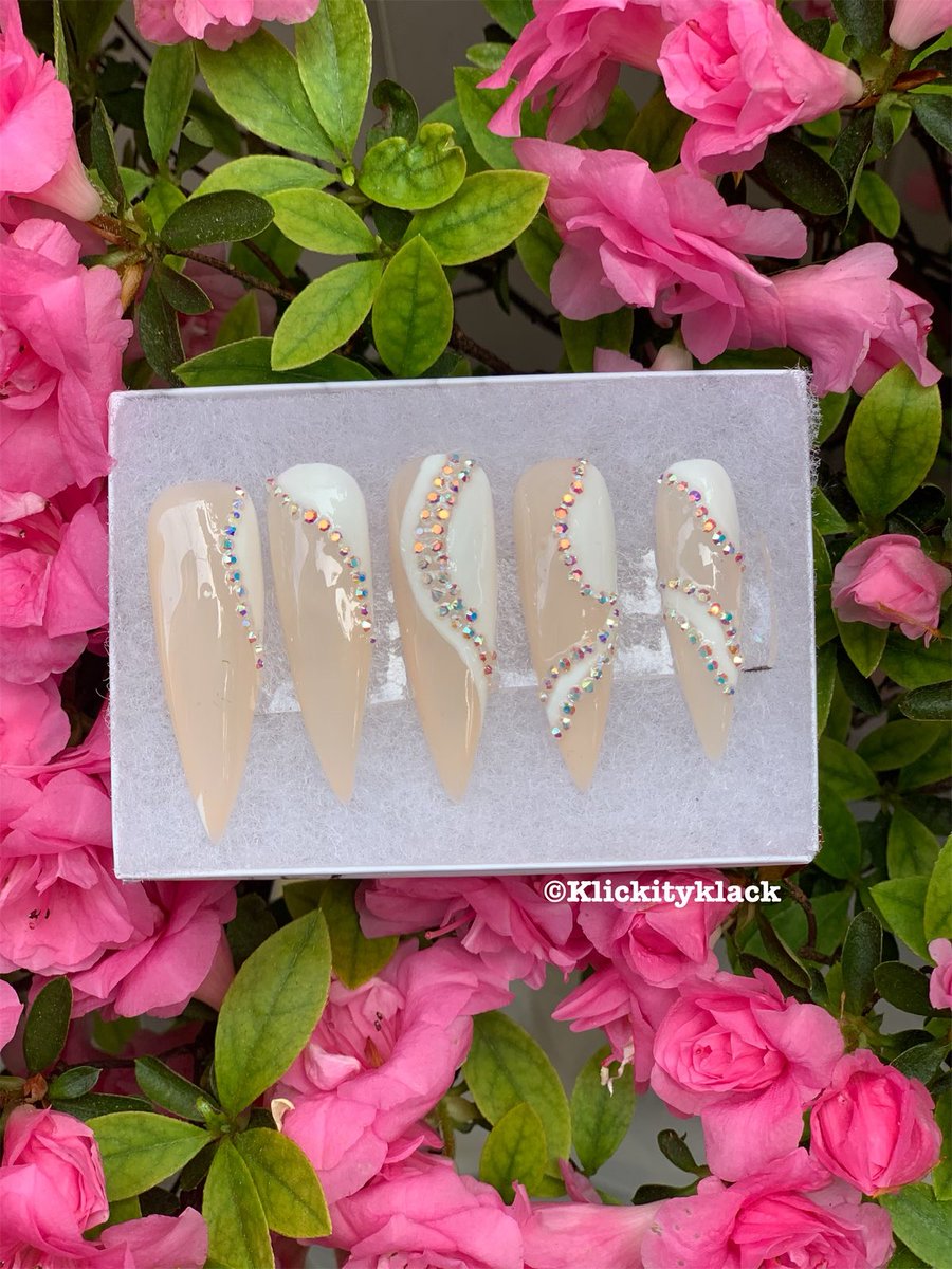 Class Act 

#abstractnails #whitenails  #nailsofinstagram #cxdvshx #pressonnails #custompressonnails #supportsmallbusiness #blackownedbusiness