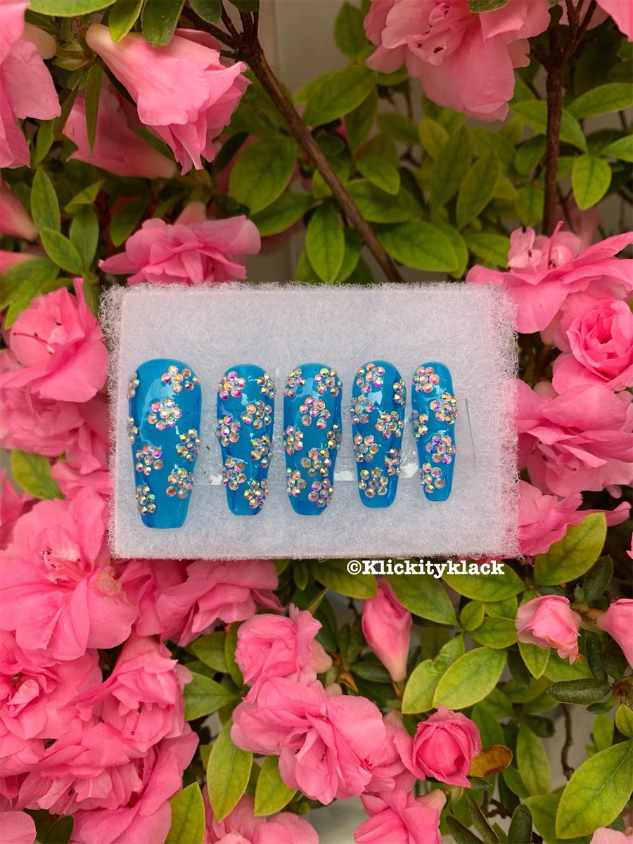 Daisy -BLUE 

#daisy #blue #rhinestonenails #nailsofinstagram #cxdvshx #pressonnails #custompressonnails #supportsmallbusiness #blackownedbusiness