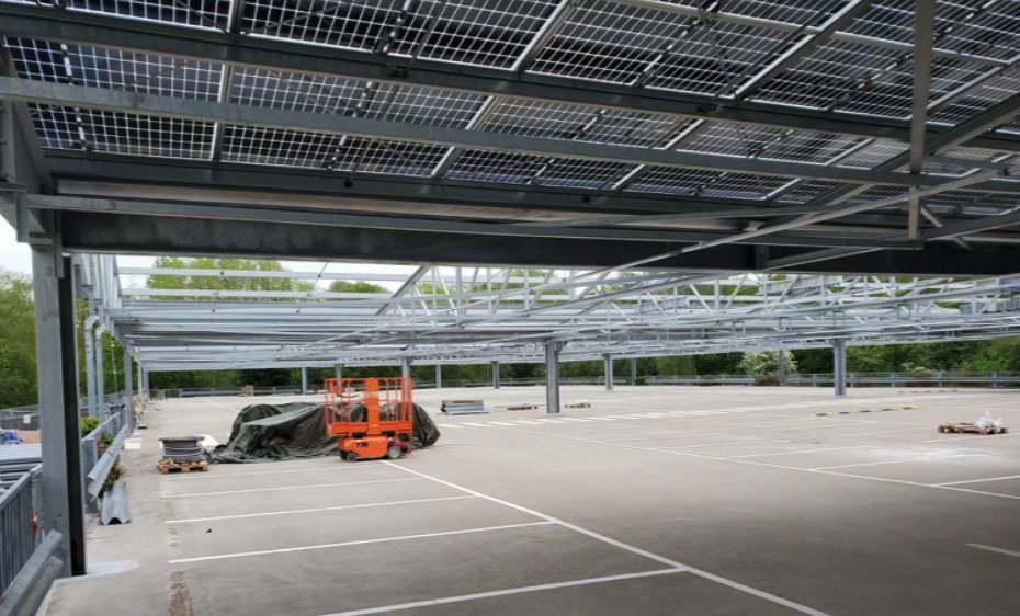 ☀️⚡️🔌↕️🚘Utrecht already has the worlds largest bike parking - and now working on the largest bidirectional charging plaza in the world with 250(!) charging points.
All under an impressive #solarpower sunroof

Great job @WeDriveSolar <a href="/RobinBerg030/">Robin Berg</a> 
#Mobility #SmartCities