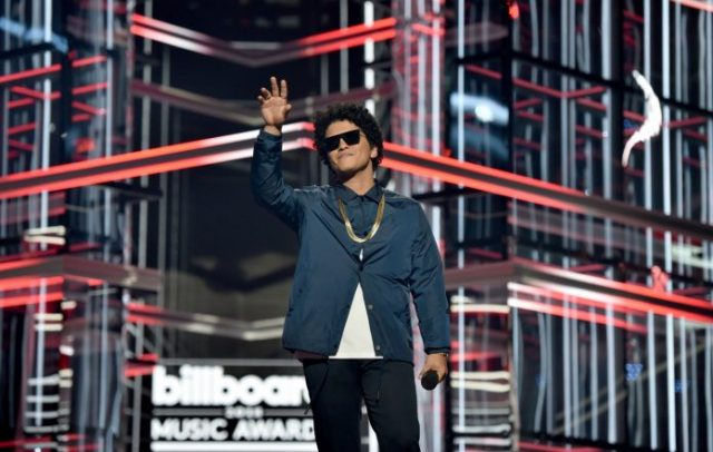 EvaAdanna's tweet photo. Bruno Mars has become the first artist to have five songs certified as Diamond by the Recording Industry Association Of America (RIAA).
Read More
https://t.co/LQ2T8BWhjQ

#AfricaDay2021 #RYSENSHYNE #Ghana #Newsnight https://t.co/jzJIUlMtEC