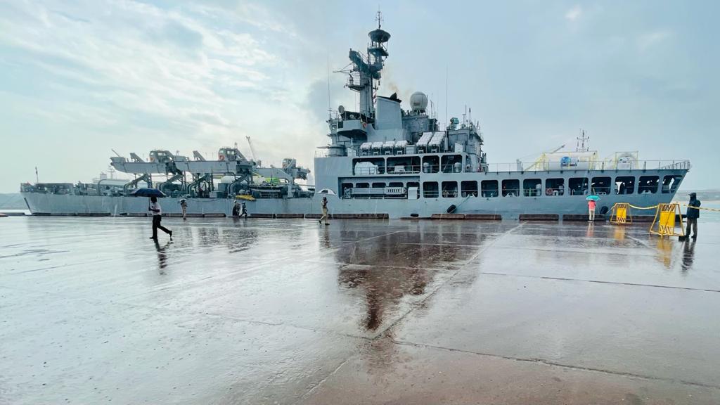 indembkwt's tweet photo. #INSSHARDUL arrives in Mangalore (May 25) carrying 210 MT Liquid Medical Oxygen, and 1200 Oxygen Cylinders from Kuwait. Gratitude to all concerned authorities for the support and facilitation. India- Kuwait Friendship in action!

#SamudraSetu_II
#IndiaKuwaitFriendship https://t.co/sve43Erit1