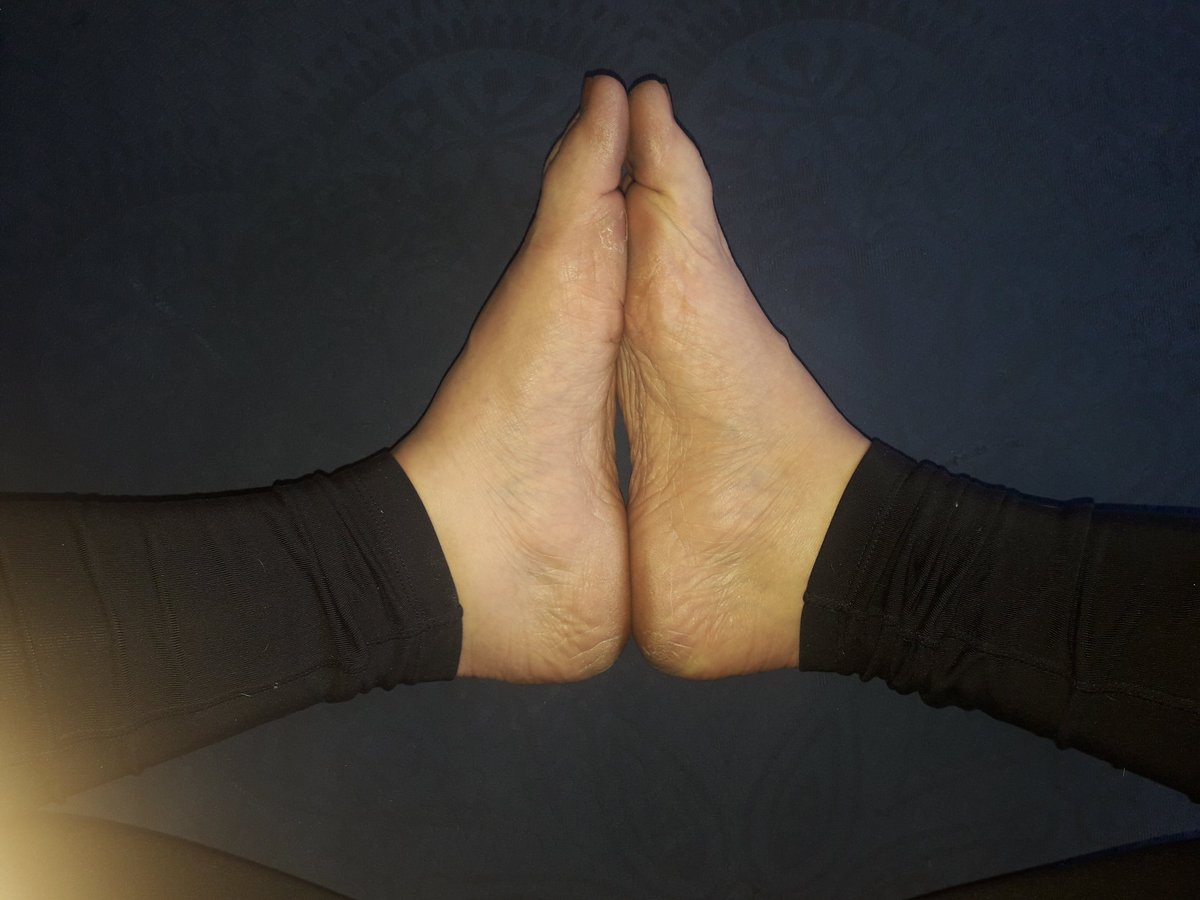 relaxwithsarah's tweet photo. Morning practice. Done ✔
💜
#namaste #yoga #yogapractice #nofilter #iwokeuplikethis #feet #cobbler #baddhakonasana #feettogether #gratitude #inhaleexhale #morningroutine #practicepracticepractice #practice https://t.co/5fYCfVwnCt
