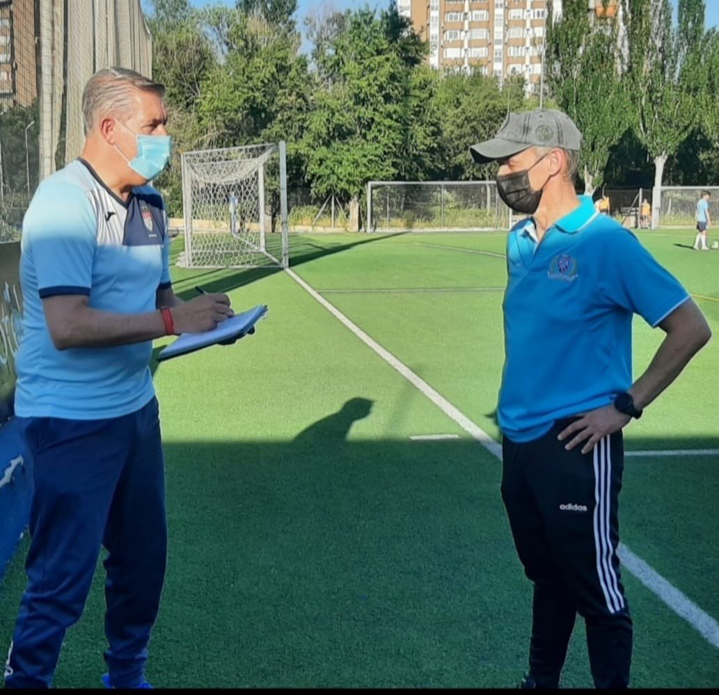RFFM_oficial's tweet photo. 📚CURSOS | El profesor #ChemaRamos evalua en directo alumnos de UEFA B, donde se comprueba y califica la puesta en práctica de los conocimientos aprendidos durante el desarrollo lectivo del curso por parte del alumno. https://t.co/zfWI5vPwGr