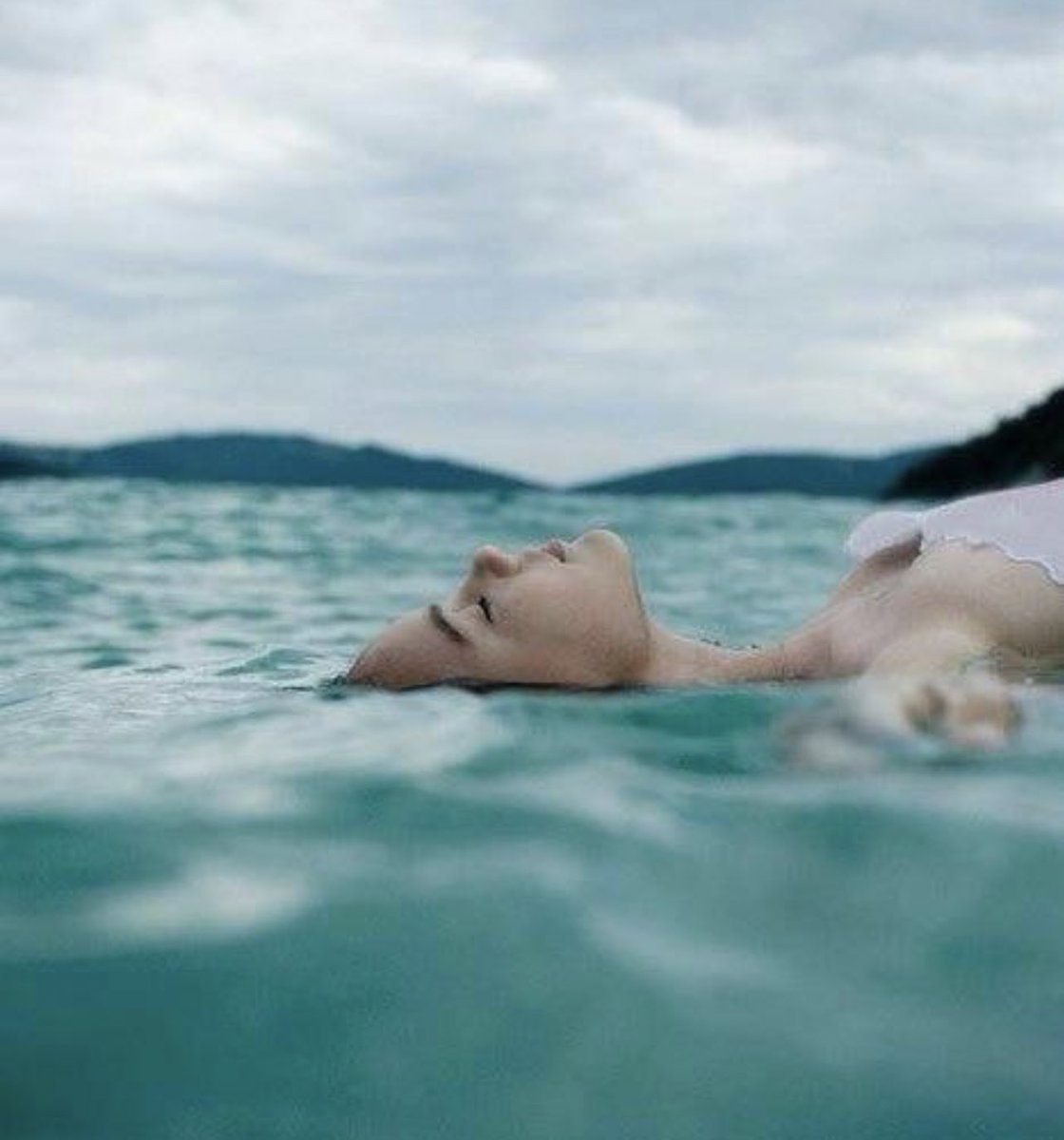 #LArteDellaMeditazione su #VentagliDiParole 
L’acqua è il mio elemento,
mi abbraccia e consola.
“Nella meditazione lasci la
superficie per andare in profondità.
Prendi coscienza di un livello dell’esistenza al di sotto ed al di là dell’attività frenetica dei pensieri”(Ulrich Ott)