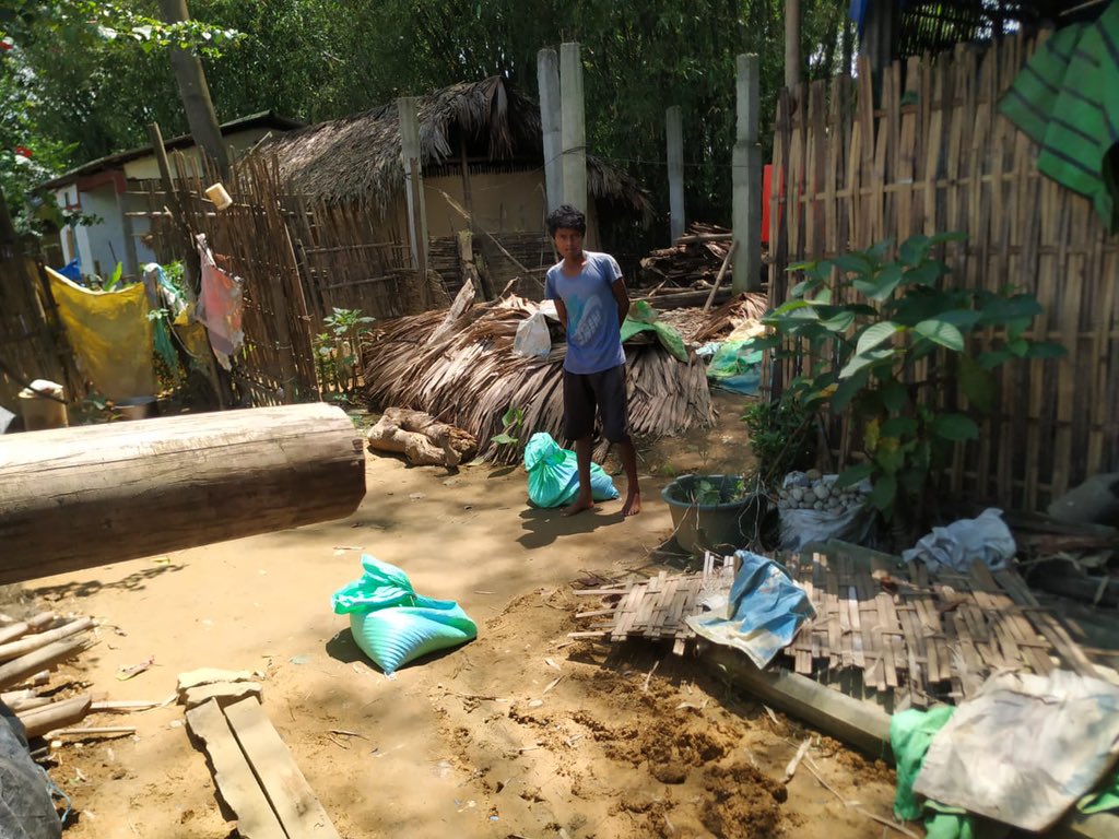 sdiproMRG's tweet photo. Essential food items distribution by Shri. Sunbar Chutia, CO, Margherita amongst the dwellers of the Ledo TE containment zone today.@CMOfficeAssam @DCTinsukia #assamfightscorona #administrationsupport #BreakTheChain https://t.co/MbBDvFDKlQ
