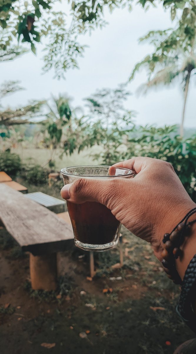 Lalu mana yang lebih pekat, segelas kopi atau selintas janji?