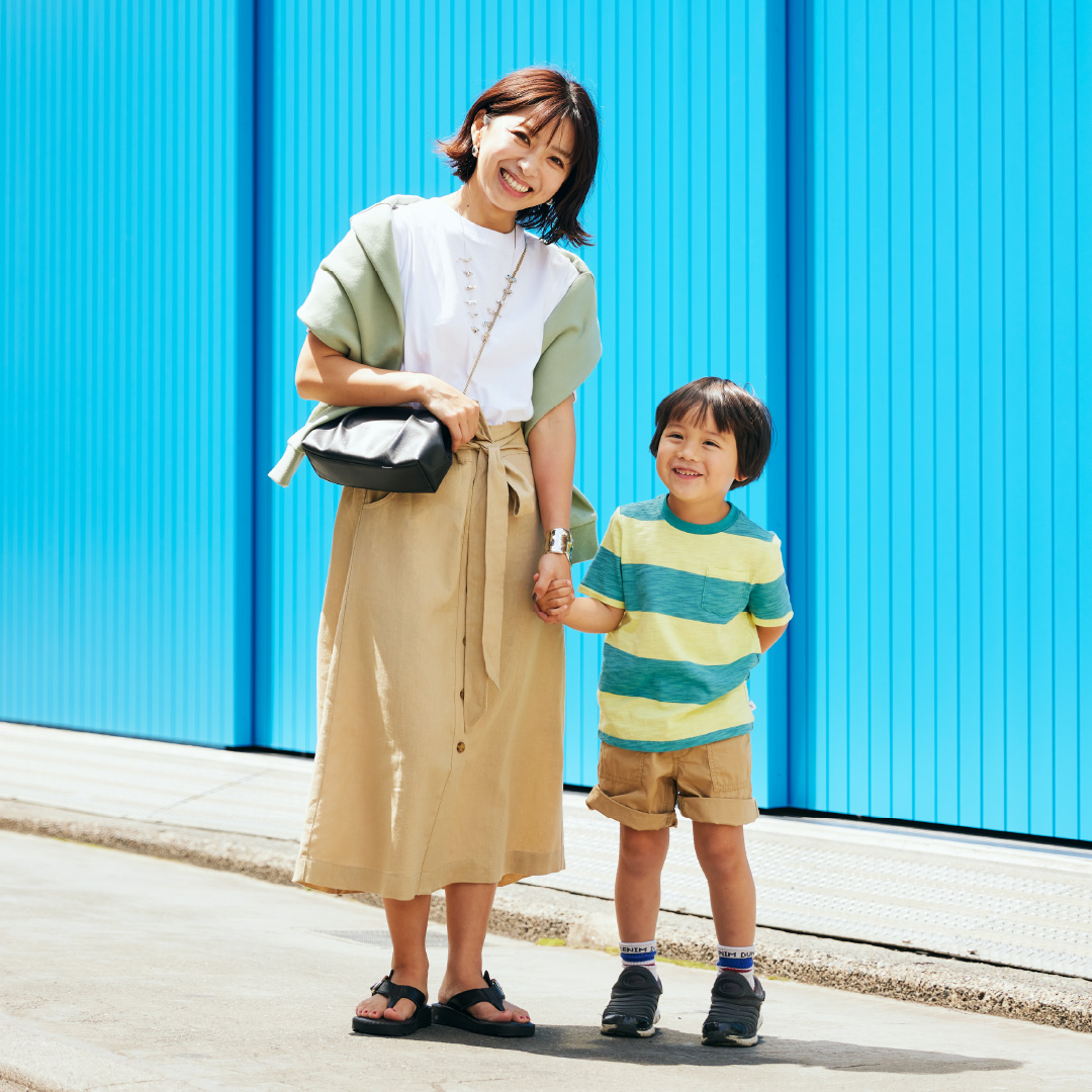 Twitter 上的 Gapkids Japan Gap Hugmug親子コーデ インフルエンサーとgapスタッフのリアルで参考になる お手本 Gap親子コーデを紹介 デザイナー ネルソン彩子さん ショーンくん ４歳 ベージュでお揃い 肩掛けのカーキと子どものボーダーの緑でさりげなく