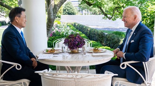 ‘친중’ 몰더니 한미정상회담 후엔 ‘한중관계 시험대’ bit.ly/3fir7En 

마트는 #고발마트 gobalmart.com