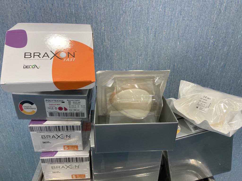 BIOCABLAN_SL's tweet photo. Nuestra KAM 🧑🏻‍💼 @rocio_biocablan no puede estar mejor acompañada 👩🏼‍⚕️ @drabrianda  y 👩🏼‍⚕️ Dra. Victoria Scholz con BRAXON Fast + implantes Microthane®️ de @polytechhealth 🔝

#polytech #implantemamario #reconstruccionmama #braxonfast #decomed #biocablan #mujeresempoderadas https://t.co/LTd79pKNQ7