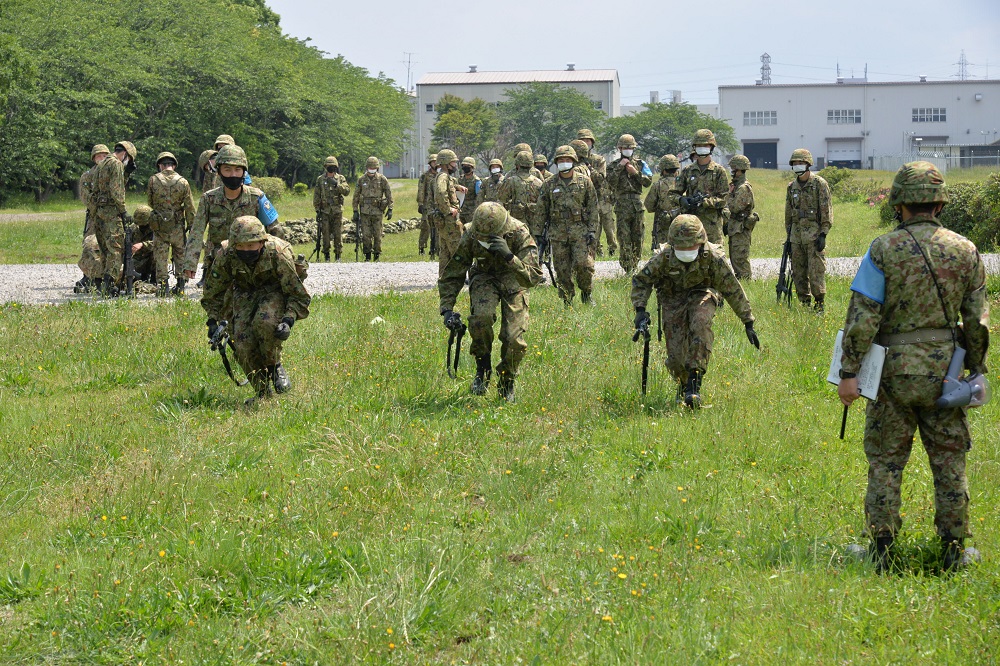 陸上自衛隊 高射学校 S Tweet 戦闘訓練 自衛官候補生 課程教育も残り約1ヶ月になり 来月の総合訓練に向けて戦闘訓練も実施しています 敵に近づくにつれて姿勢を低くしていくために 数種類の 匍匐前進 ほふく を行います みなさん 匍匐前進って何種類 陸上自衛隊 高射学校 S Tweet 戦闘訓練 自衛官候補生 課程教育も残り約1ヶ月になり 来月の総合訓練に向けて戦闘訓練も実施しています 敵に近づくにつれて姿勢を低くしていくために 数種類の 匍匐前進 ほふく を行います みなさん 匍匐前進って何種類