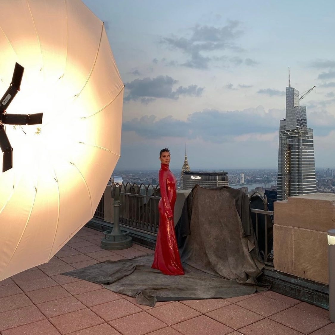 We ❤️ Mozzie on this multi award winning “I Love NY” commercial for Vogue
How amazing does the <a href="/Hudson/">Simon</a>.spider Mozzie rocking the 7ft diffusion umbrella on the top of the Rockefeller building?

DP: <a href="/chayseirvin/">Chayse Irvin</a>
BTS photos: <a href="/bellahadid/">ؘ</a>
Repost <a href="/Hudson/">Simon</a>.spider

l8r.it/4YVi