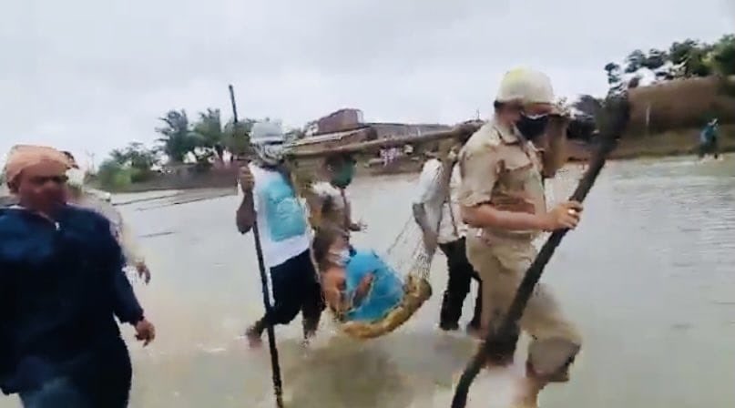 AMITABHTHAKUR21's tweet photo. On safe shoulders: @odisha_police evacuate an elderly woman in Kendrapada district @spkendrapara #CycloneYaas https://t.co/ELMAPKX0CO