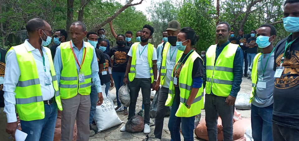 tdaint's tweet photo. Staff distributed assistance of clothes, utensils &amp; vegetables they collected from Mekelle City residents to over 1000 IDPs.  
Well-done &amp; lots of thanks to our staff members &amp; our massive appreciation also goes to the kindest Mekelle City dwellers on behalf of the beneficiaries. https://t.co/F2gd0HvY1P