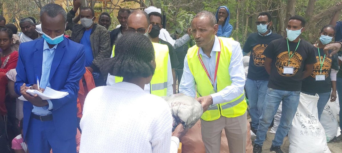 tdaint's tweet photo. Staff distributed assistance of clothes, utensils &amp; vegetables they collected from Mekelle City residents to over 1000 IDPs.  
Well-done &amp; lots of thanks to our staff members &amp; our massive appreciation also goes to the kindest Mekelle City dwellers on behalf of the beneficiaries. https://t.co/F2gd0HvY1P