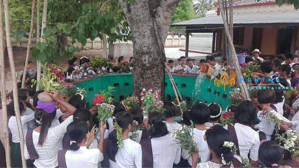 Residents in Ma Taung Ta Village, Salingyi Township, Yingmarpin District, #Sagaing Region prayed for the fallen martyrs of the Spring Revolution. 

#DeclineSACEdu
#May25Coup
#WhatsHappeningInMyanmar