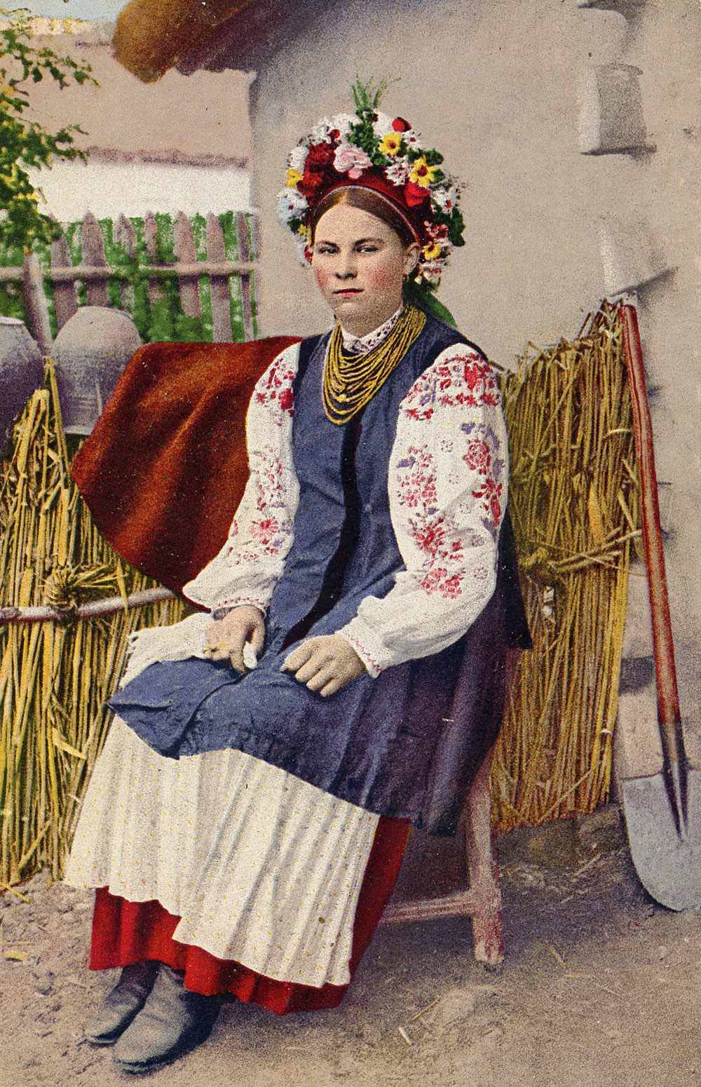 衣服標本家 長谷川 世紀初頭 ウクライナの民族衣装 ウクラニアン コルセット を紹介します 花柄の刺繍が施されたシャツ ヴィシヴァンカ は有名な民族衣装です 私はシャツの上に羽織っている 不思議な構造のベスト に惹かれました 実物を見てみると