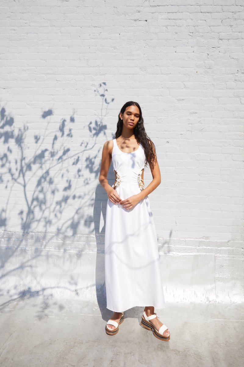 THE MODERN BRIDE 🌸 Whether you're planning a backyard affair or a beachside getaway, you'll find your dream dress in our curation of the season's most stylish wedding looks. bit.ly/3uj7RuD