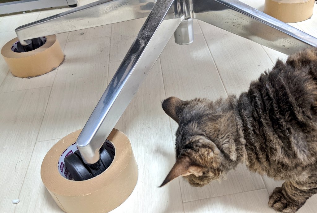 猫さんを椅子で轢かないようにガードする伊藤潤二先生の名アイデア 専用グッズを待ち望む飼い主さんたち ケーブル踏まないから便利 Togetter 猫さんを椅子で轢かないようにガードする伊藤潤二先生の名アイデア 専用グッズを待ち望む飼い主さんたち ケーブル踏まないから便利 Togetter
