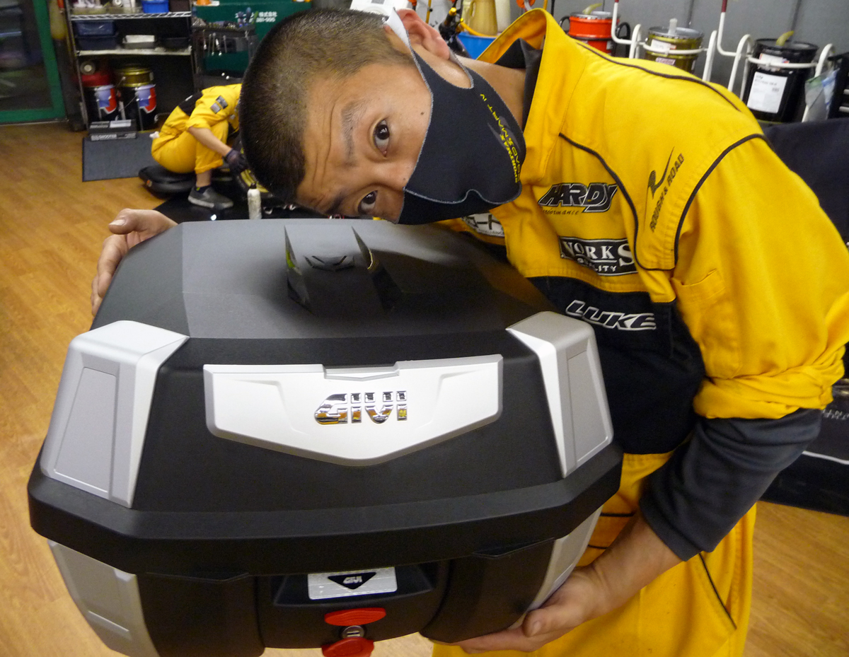 RR_Shop_STAFF's tweet photo. 【川崎店PIT】
GIVIの新型ケース「B42N ANTARTICA シリーズ」が入荷しました。モノロックタイプで角ばった42Lは使い勝手も良いです。
税込定価25,300円を現品限り20％OFFにて販売！　
早い者勝ちです！
https://t.co/tCjgoN7CJO

#ラフロ #川崎店 #PIT #GIVI https://t.co/1Fzo1CuvPI