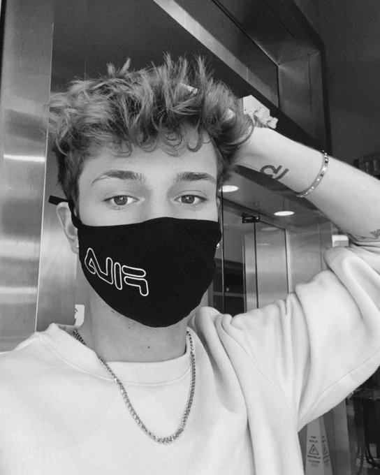 goodnight.🖤 https://t.co/a7HwaQkJs2