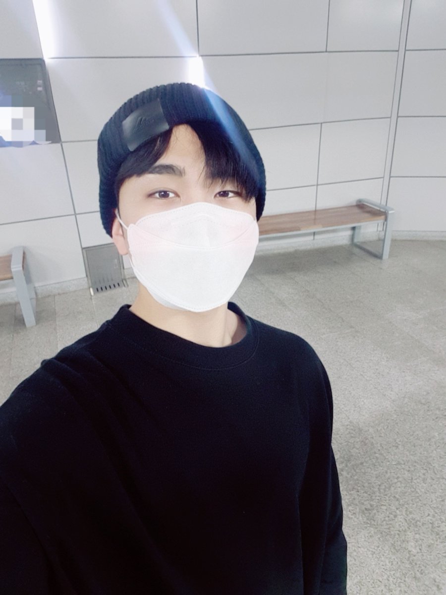 [#히로]
검은 머리가 많이 길어졌어요!!😊

ps. 왼쪽에도 생겼는데, 오른쪽 눈도 
언젠간 쌍커풀이 생기겠지..?😵ㅎㅎ