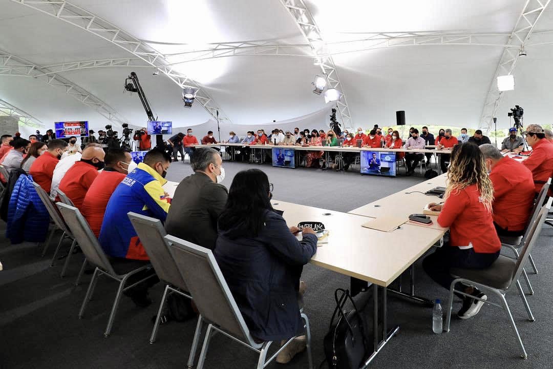 nicmaduroguerra's tweet photo. El @PartidoPSUV sigue dando lecciones de organización, unidad y disciplina militante. Vamos a garantizar la victoria del 21 de Noviembre, como siempre lo hemos hecho, guiados por la sabiduría de nuestras estructuras de base. ¡Seguimos en la calle, en debate y acción permanente! https://t.co/SAj2SNBPth