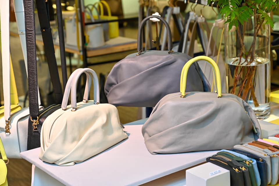 ミニマムでありながら手仕事の温もりに満ちたデザインが魅力の