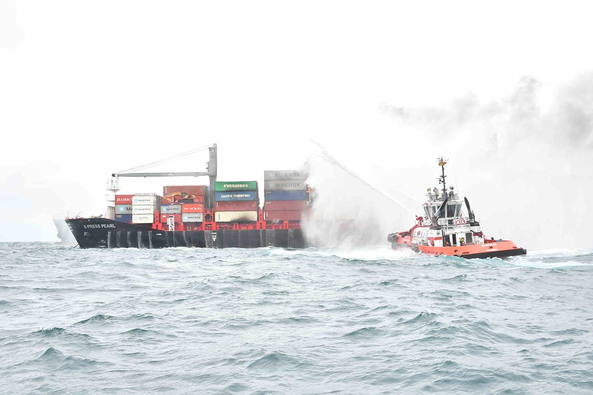 தீப்பிடித்துள்ள X-Press Pearl கப்பலில் வெடிப்பு; 25 பேர் மீட்பு-Fire on X-Press Pearl Ship Near Colombo Port Sri Lanka