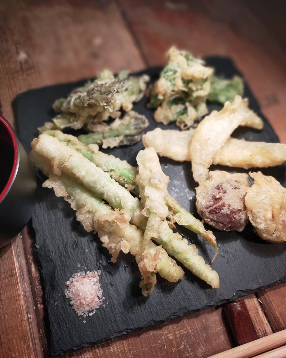 吉岡理髪店 函館 タケノコいただきました 北海道は同じタケノコなのに 笹竹 ネマガリダケ 千島笹 姫竹 と 色々な呼び名があります 他の野菜と天ぷらでいただきました 本日の吉岡理髪店は17 30分まで予約で埋まっております 17 30 のお客様の予約受付