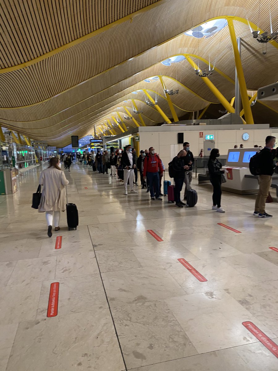 Aéroport de madrid dépassé avec 2 files de 100m avant la sécurité! Le retour à la réalité va être difficile #aena #madrid #Aeropuerto #fatal