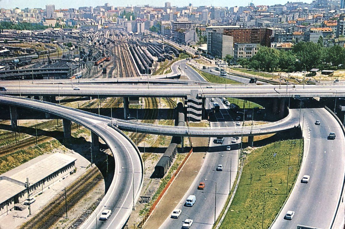 50年前のヨーロッパ 街並み 建築 ベオグラードのポストカードたくさん持ってるけど 高速道路からの写真は珍しいです