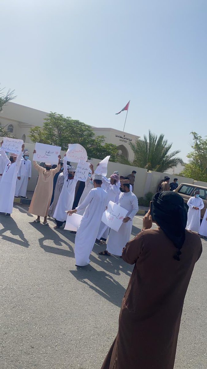 yanqlmedia's tweet photo. #عمان_لايف | تجمع سلمي لمجموعة من المسرحين والباحثين عن عمل في ولاية #نزوى ،أمام مبنئ المديرية التابعة لوزارة العمل بمحافظة الداخلية ،مطالبين بأبسط حقوقهم ،الله يوفقهم للخير والرخاء ♥️ https://t.co/ZKjB5fue7d